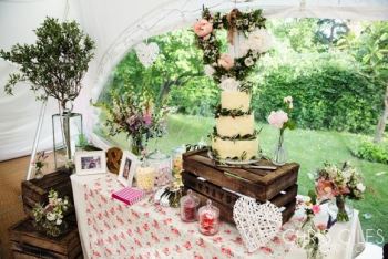 Cottagy-and-vintage-inspired-cake-table